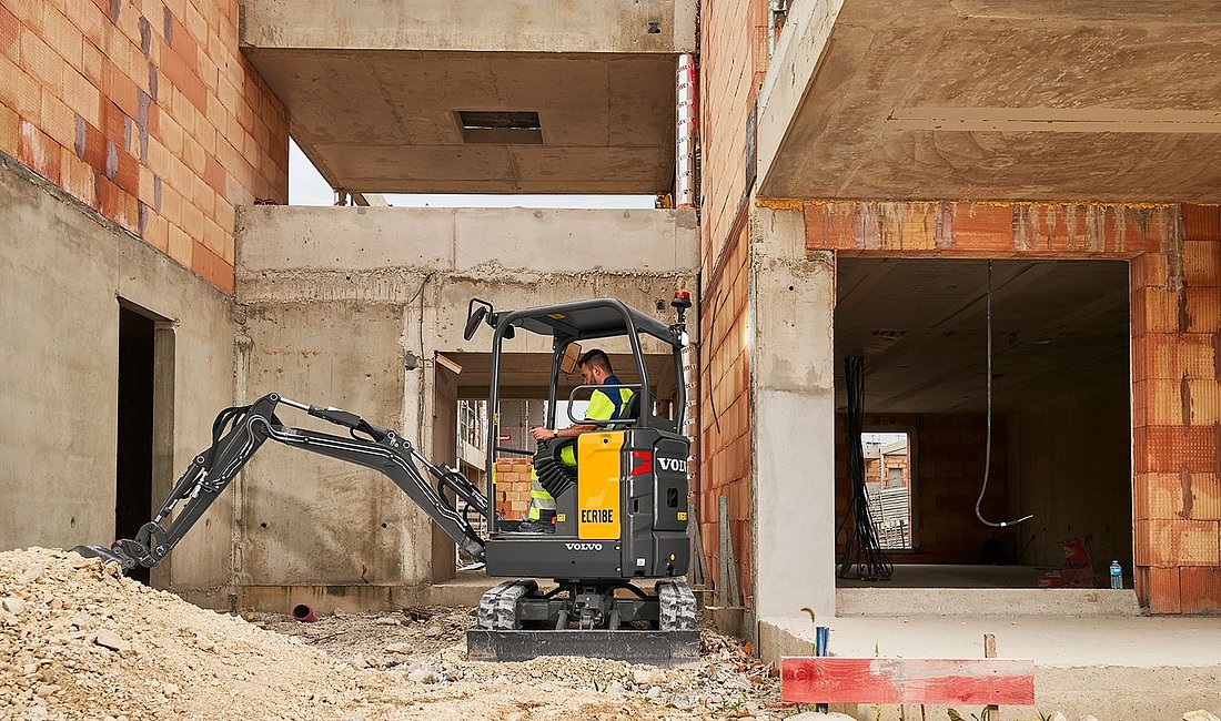 Der elektrische Kompaktbagger ECR18 im Einsatz
